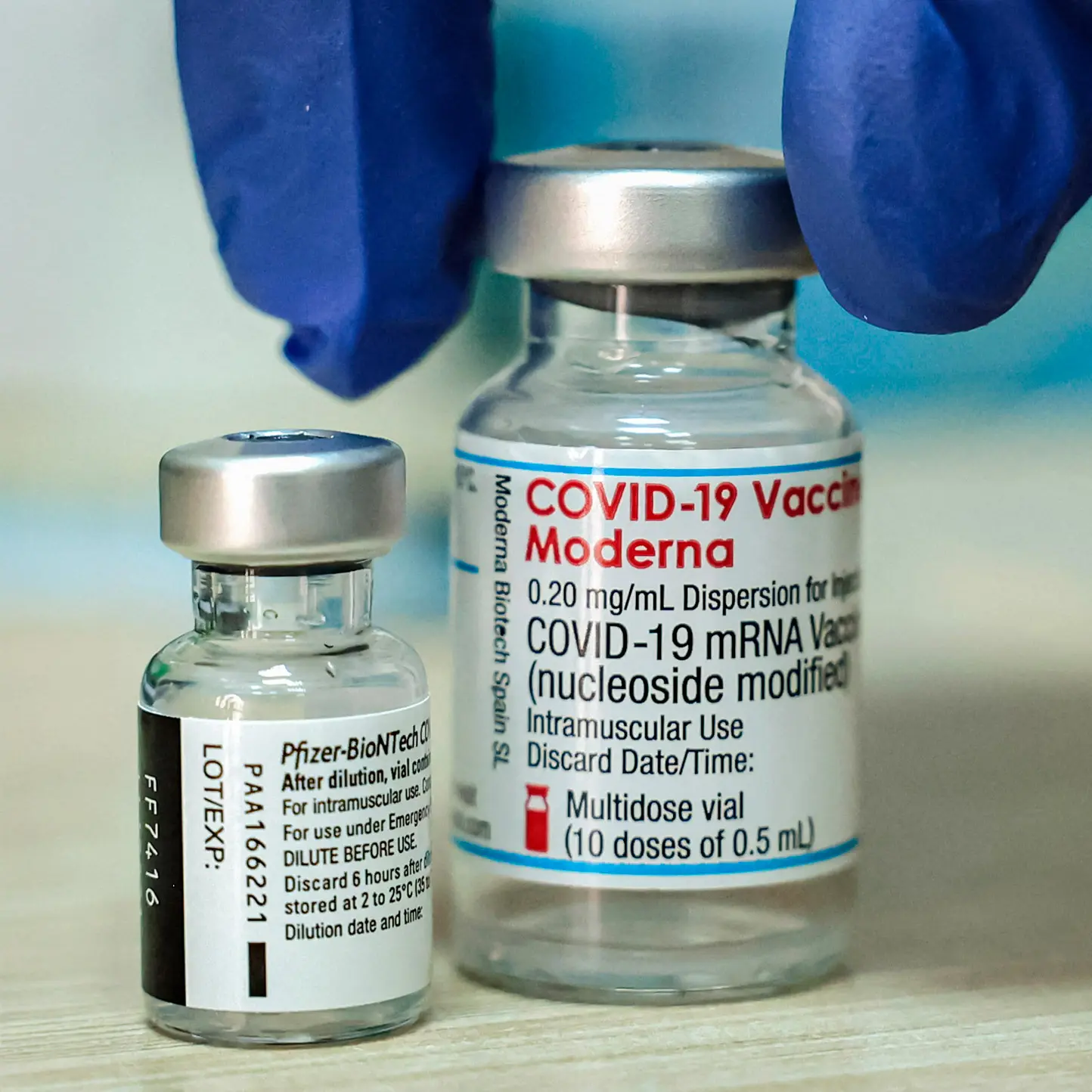 Lọ vaccine COVID-19 của Moderna và Pfizer-BioNTech. (Ảnh: Hazem Bader/AFP qua Getty Images)