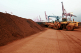 Một máy xúc vận chuyển đất có chứa khoáng chất đất hiếm tại cảng ở Liên Vân Cảng, tỉnh Giang Tô, Trung Quốc, để xuất cảng sang Nhật Bản, ngày 05/09/2010. (Ảnh: STR/AFP qua Getty Images)