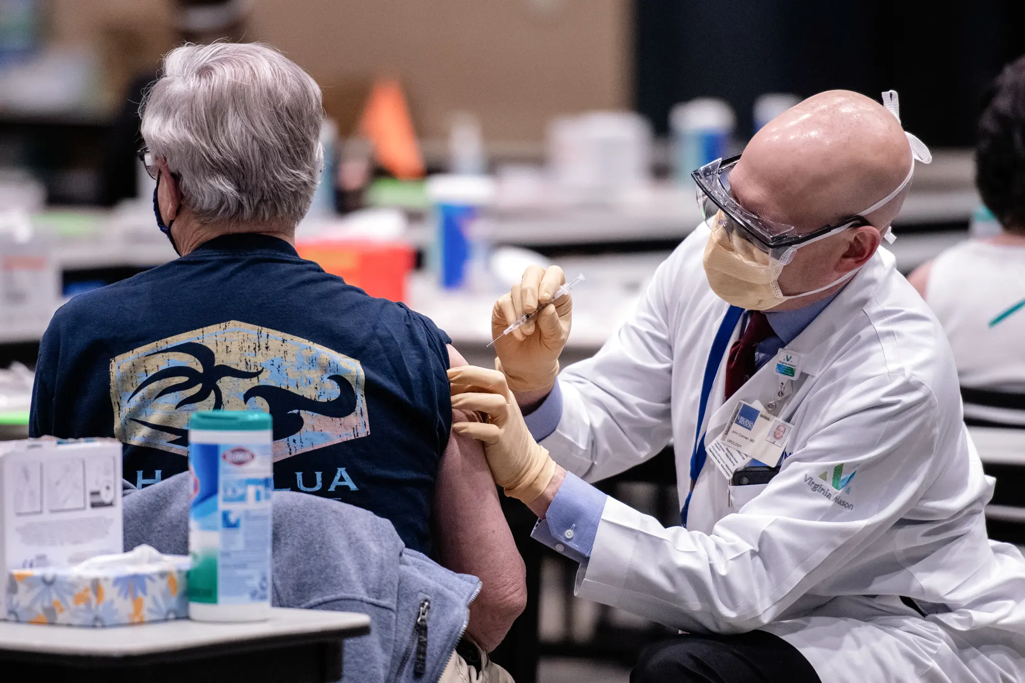 Một bác sĩ chích một liều vaccine Pfizer COVID-19 ở trung tâm thành phố Seattle vào ngày 24/01/2021. (Ảnh: Grant Hindsley/AFP qua Getty Images)
