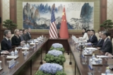 Ngoại trưởng Hoa Kỳ Antony Blinken (bên trái) tham dự cuộc họp với Bộ trưởng ngoại giao Trung Quốc Vương Nghị (bên phải) tại Nhà khách tỉnh Điếu Ngư ở Bắc Kinh hôm 26/04/2024. (Ảnh: Mark Schiefelbein/POOL/AFP)