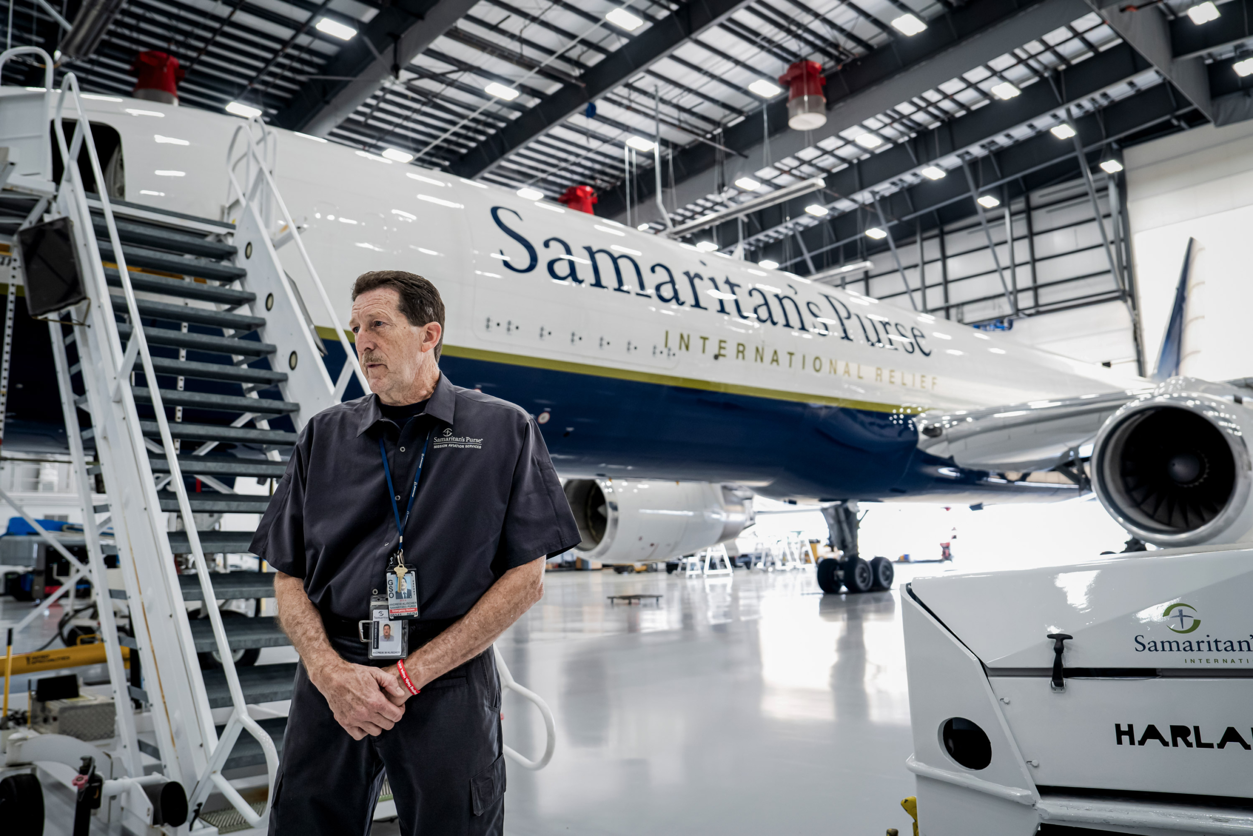 Ông Andrew Klischer, giám đốc điều hành của Dịch vụ Hàng không Truyền giáo, tại nhà chứa phi cơ Samaritan’s Purse ở Greensboro, North Carolina, hôm 18/04/2024. (Ảnh: Madalina Vasiliu/The Epoch Times)