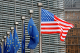 Cờ của Hoa Kỳ và Liên minh Âu Châu trong chuyến thăm của Phó Tổng thống Mike Pence tới trụ sở Ủy ban Âu Châu tại Brussels, Bỉ, vào ngày 20/02/2017. (Ảnh: Francois Lenoir/Reuters)