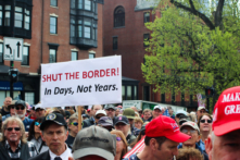 Rất đông người tập trung trước tòa nhà Quốc hội tiểu bang Massachusetts để phản đối chính sách biên giới mở của cả tiểu bang và liên bang, hôm 04/05/2024. (Ảnh: Alice Giordano/The Epoch Times)
