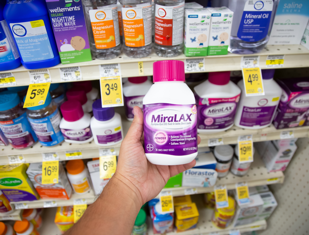MiraLAX, loại thuốc không kê toa, cùng với một số phiên bản tương đương sinh học (generic), chứa PEG 3350 là thành phần hoạt chất. (Ảnh: JHVEPhoto/Shutterstock)