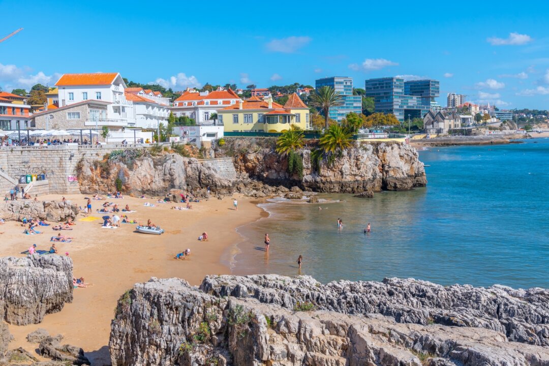 Praia da Rainha, một bãi biển nhỏ ở Cascais, Bồ Đào Nha, nằm ẩn mình giữa những vách đá. (Ảnh: trabantos/Shutterstock)