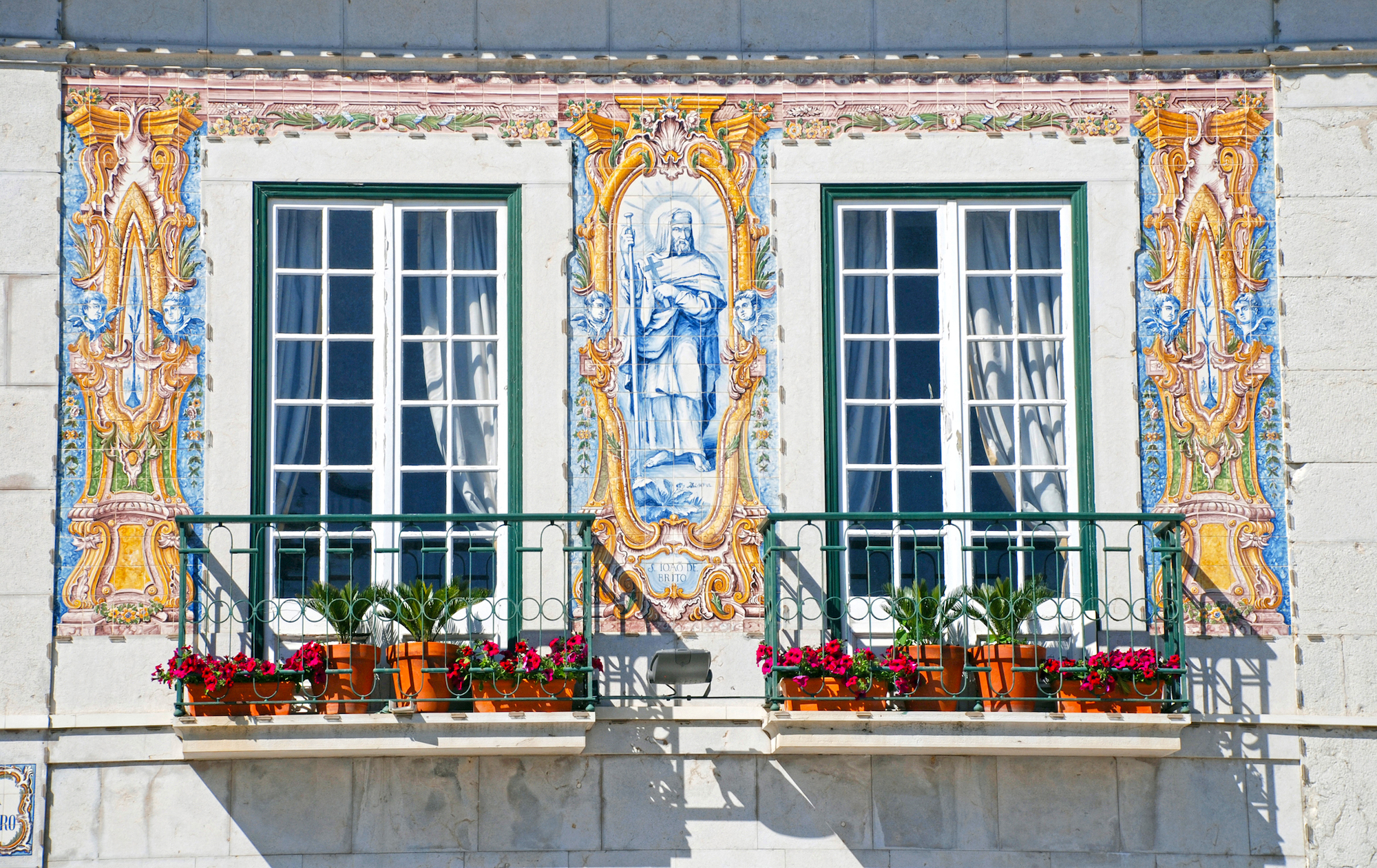 Một ngôi nhà ở Cascais được trang trí gạch khảm đẹp mắt. (Ảnh: InnaFelker/Shutterstock)