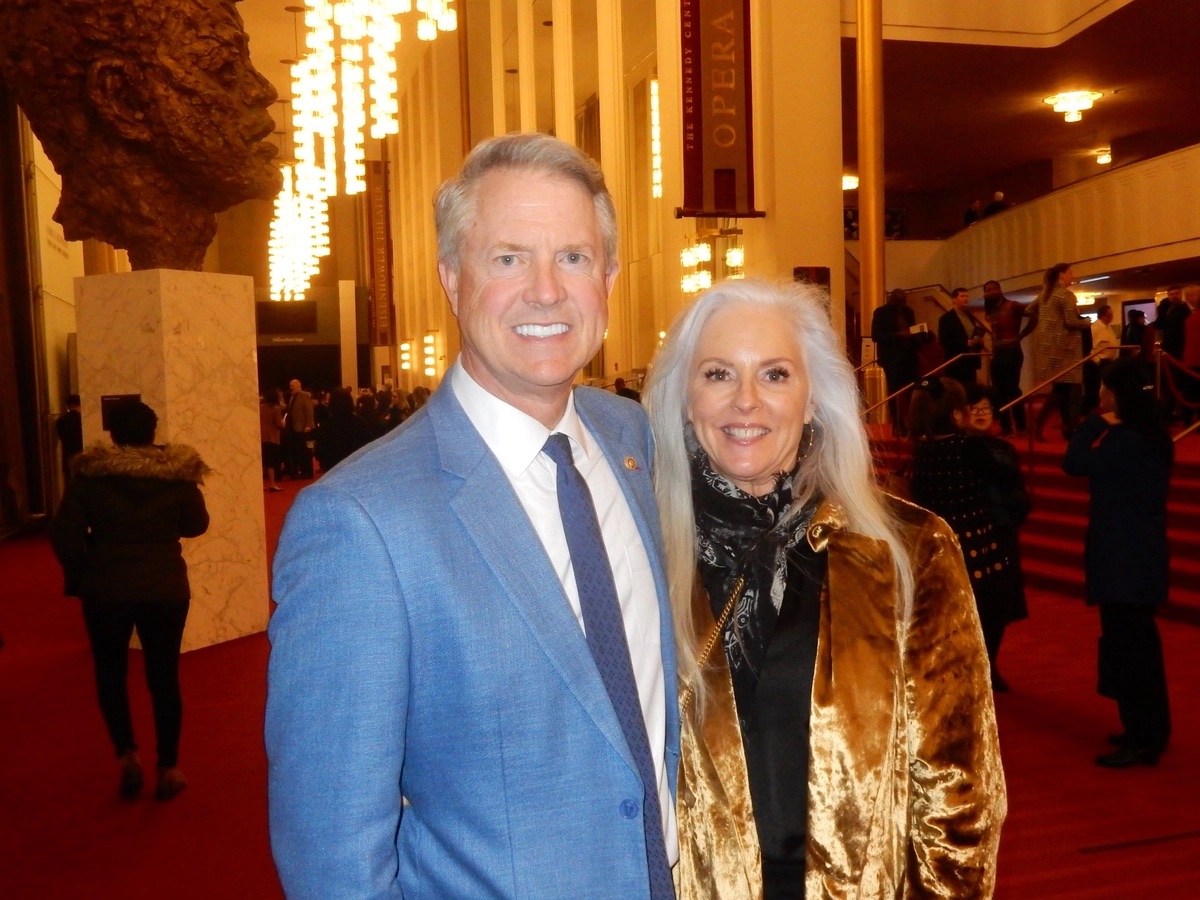 Thượng nghị sỹ Roger Marshall cùng phu nhân Laina thưởng thức đêm diễn của Shen Yun tại Nhà hát Opera Trung tâm Kennedy, Hoa Thịnh Đốn hôm 31/01/2024. (Ảnh: Weiyong Zhu/The Epoch Times)