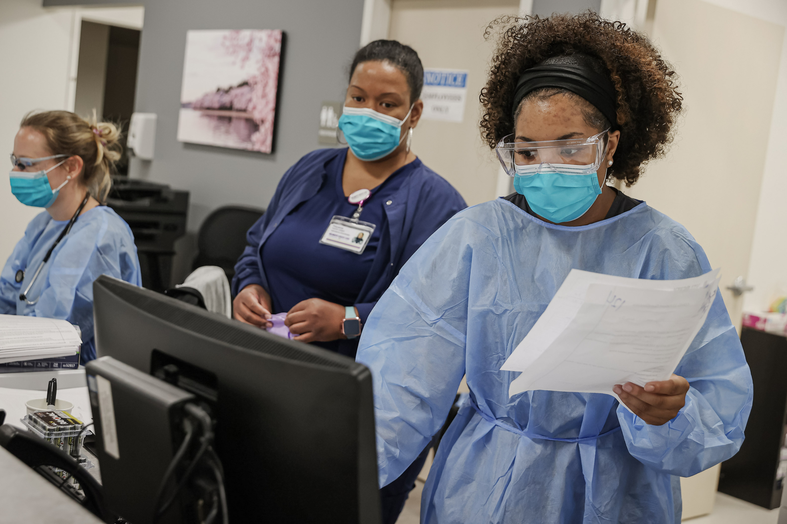 Nhân viên chăm sóc sức khỏe điền vào hồ sơ bệnh nhân ở Woodbridge, tiểu bang Virginia, vào ngày 15/4/2020. (Ảnh: Chip Somodevilla/Getty Images)