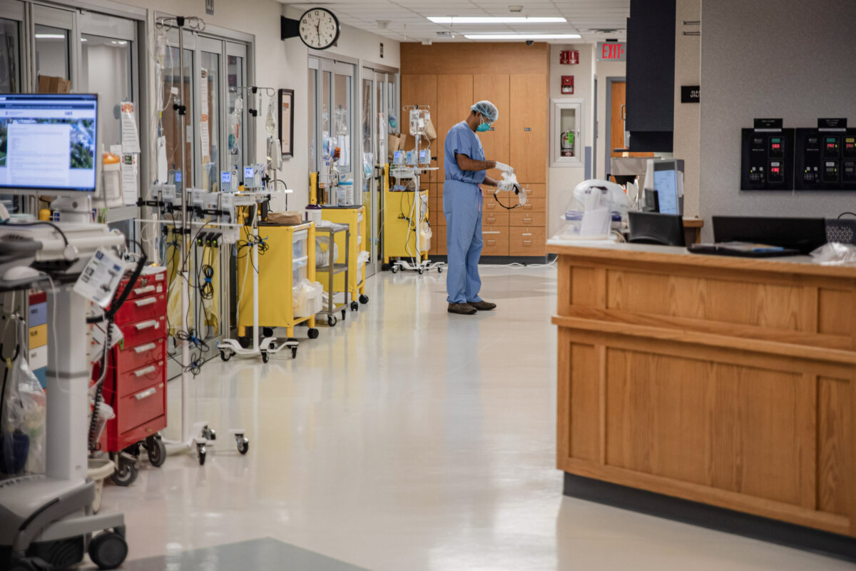 Một chuyên gia chăm sóc sức khỏe chuẩn bị bước vào phòng ICU tại Bệnh viện Quận Van Wert ở Van Wert, Ohio, hôm 20/11/2020. (Ảnh: Megan Jelinger/AFP qua Getty Images)