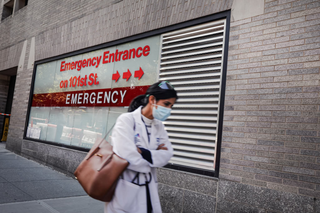 Một người đi ngang qua biển báo 'Lối vào Khoa cấp cứu' tại Bệnh viện Mount Sinai ở Thành phố New York vào ngày 22/9/2020. (Ảnh: Spencer Platt/Getty Images)