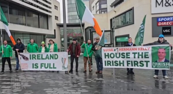 Các ứng cử viên Đảng Tự do Ireland cầm biểu ngữ ở Athlone, Ireland, hôm 24/03/2024. (Ảnh chụp màn hình/ Epoch TV)