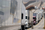Xe tải chở hàng xếp hàng để nhập cảnh vào Hoa Kỳ tại cảng giao thương Otay ở Tijuana, Mexico, hôm 06/06/2019. (Ảnh: Guillermo Arias/AFP qua Getty Images)