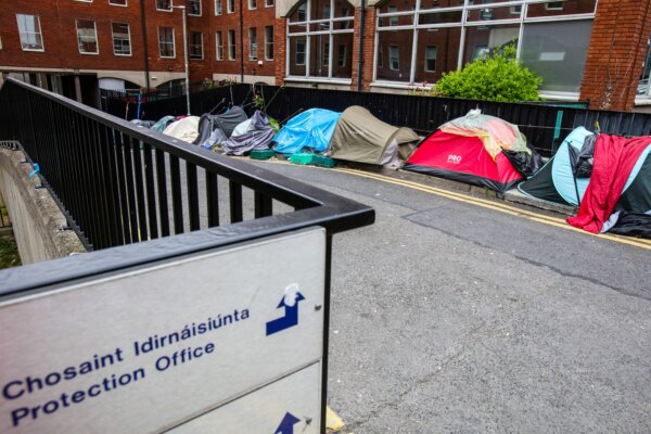 Một trại tị nạn và di dân tạm thời bên ngoài Văn phòng Bảo vệ Quốc tế của chính phủ Ireland, ở Dublin, Ireland, vào ngày 12/06/2023. (Ảnh: Paul Faith/AFP qua Getty Images)
