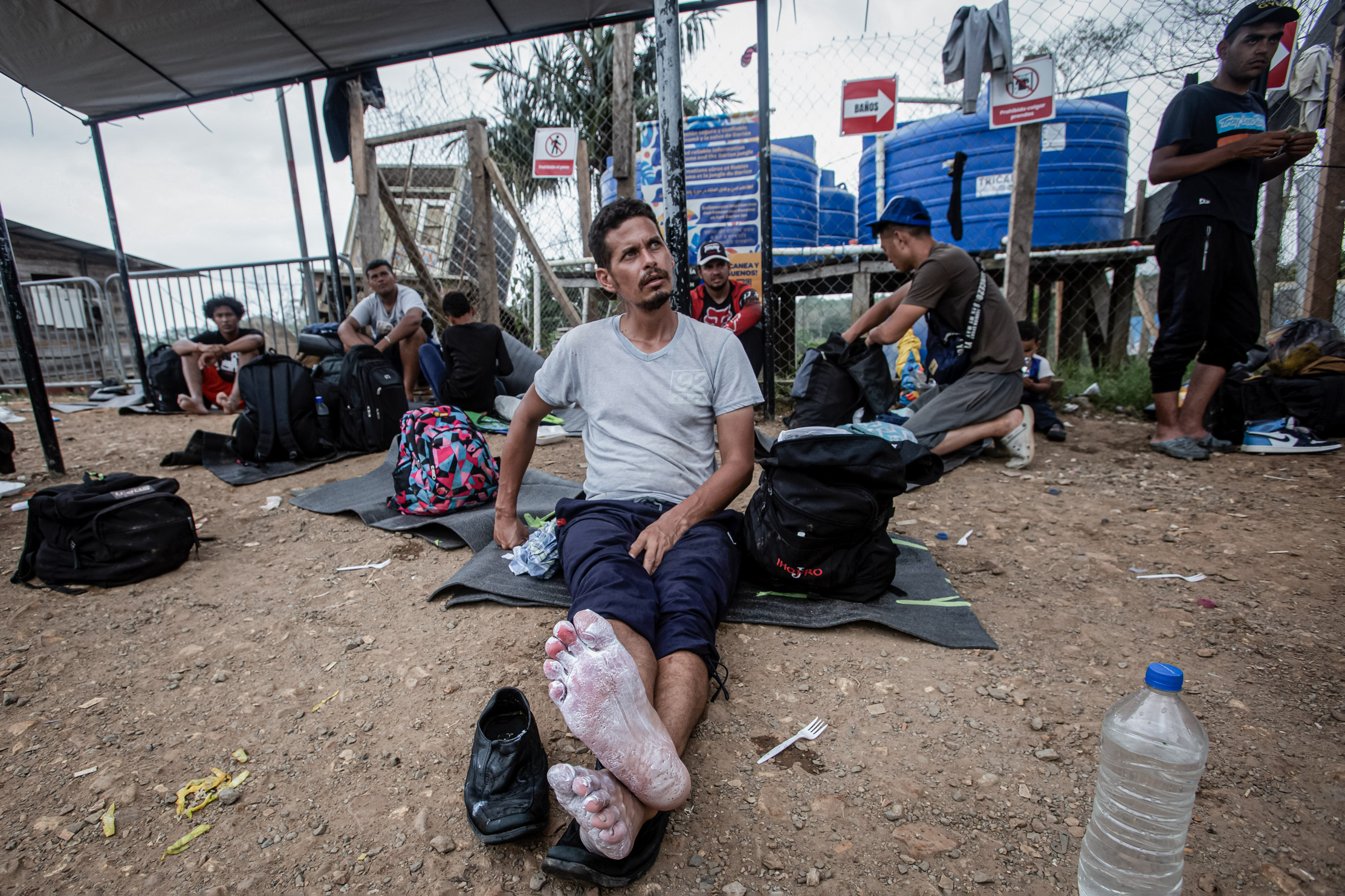 Một người di cư Venezuela bị đau chân sau khi băng qua Darien Gap, tại Lajas Blancas, Panama, hôm 17/02/2024. (Ảnh: Bobby Sanchez/The Epoch Times)