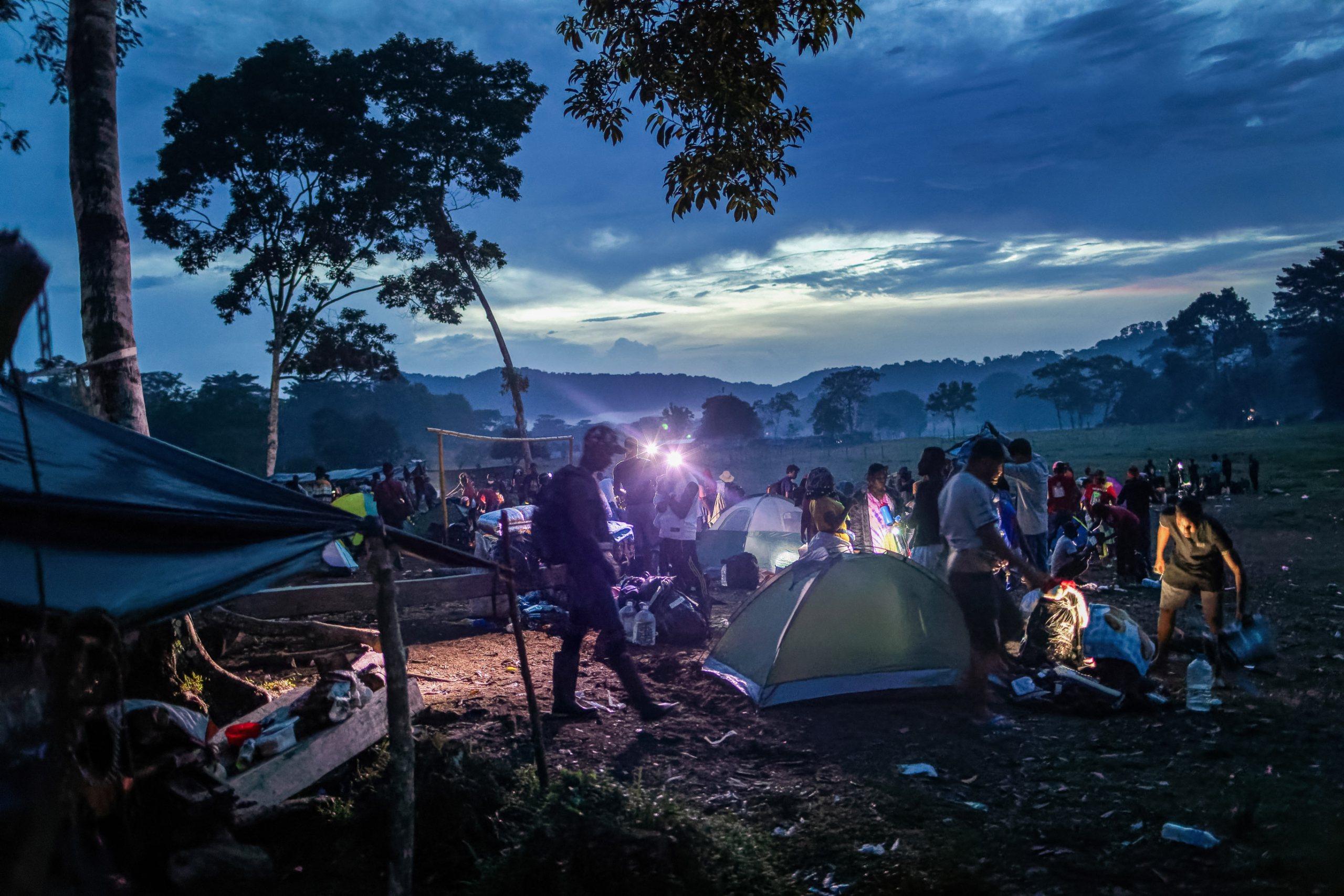 Những người di cư, hầu hết đến từ Haiti, thu dọn trại trước khi đi bộ vào Darien Gap trên đường đến Hoa Kỳ gần Acandi, Colombia, vào ngày 05/10/2021. (Ảnh: John Moore/Getty Images)