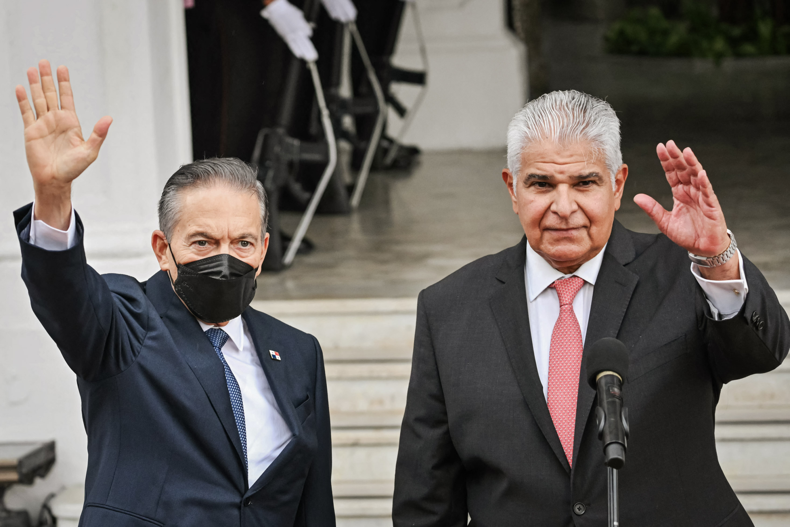 Tổng thống đắc cử của Panama Jose Raul Mulino (phải) và Tổng thống Laurentino Cortizo vẫy tay chào giới truyền thông sau cuộc gặp chính thức đầu tiên tại Phủ Tổng thống ở thành phố Panama, hôm 07/05/2024. (Ảnh: Martin Bernetti/AFP qua Getty Images)