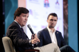 Ông Tucker Carlson (bên trái) cùng với anh Charlie Kirk vào năm 2018. (Ảnh: Gage Skidmore/CC BY-SA 2.0)