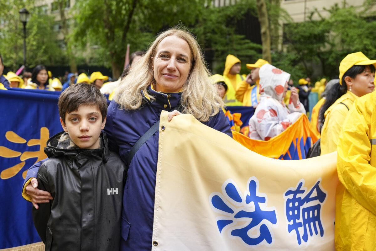 Bà Julia Baniasadi và con trai Kian tham gia diễn hành kỷ niệm Ngày Pháp Luân Đại Pháp Thế giới đồng thời kêu gọi chấm dứt cuộc đàn áp ở Trung Quốc, tại thành phố New York, hôm 10/05/2024. (Ảnh: Samira Bouaou/The Epoch Times)