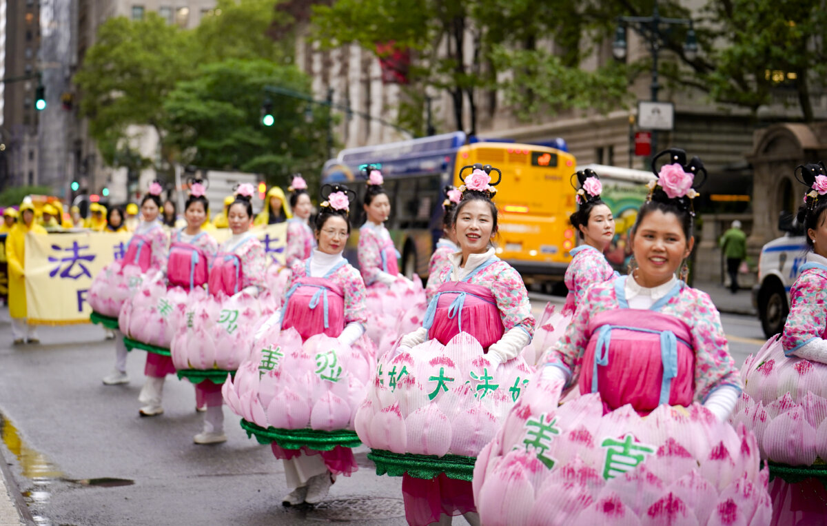 Những người phụ nữ trong trang phục hình hoa sen tại cuộc diễn hành kỷ niệm Ngày Pháp Luân Đại Pháp Thế giới, tại thành phố New York, hôm 10/05/2024. (Ảnh: Samira Bouaou/The Epoch Times)