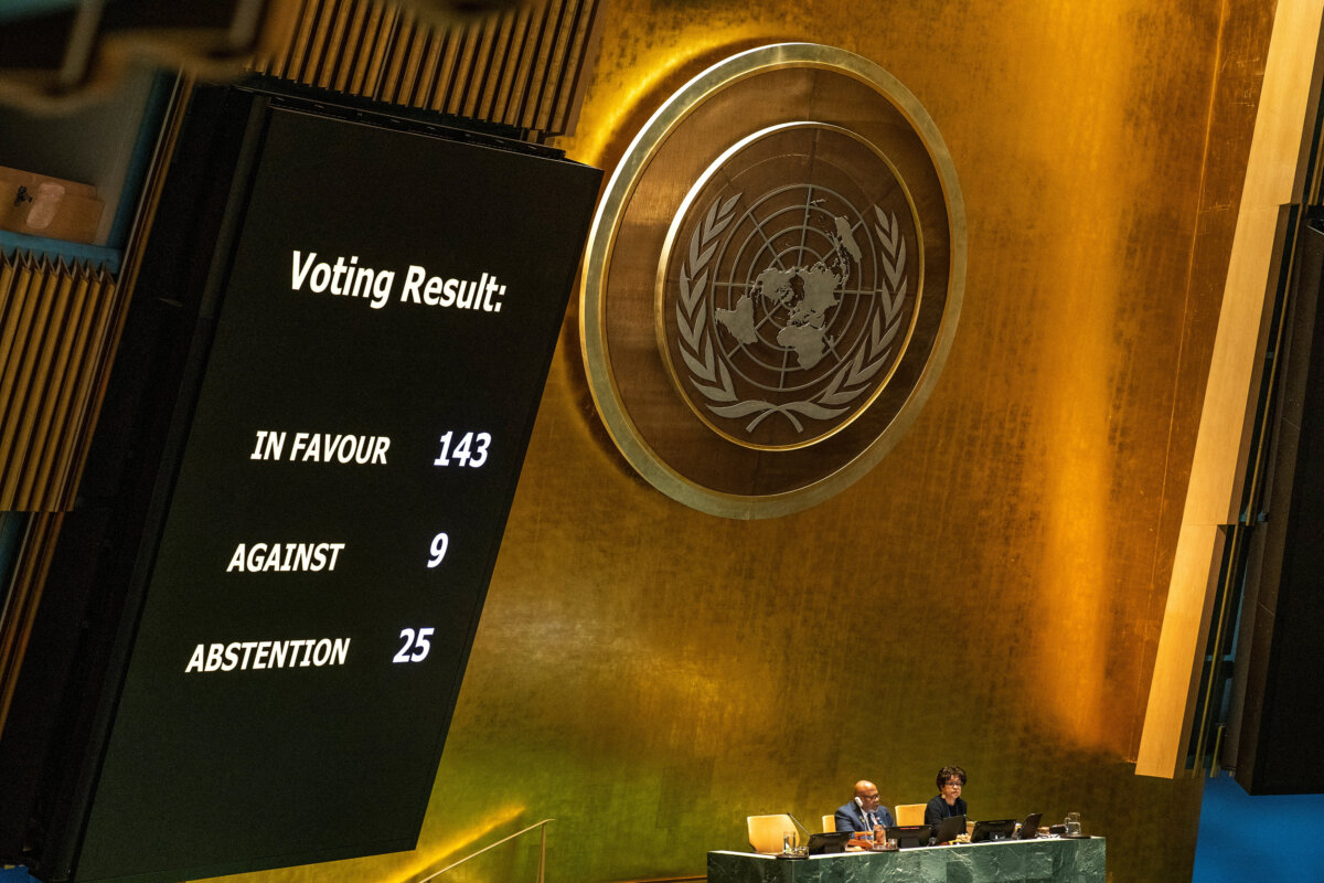 Một màn hình hiển thị kết quả bỏ phiếu trong cuộc bỏ phiếu của Đại Hội đồng Liên Hiệp Quốc về dự thảo nghị quyết công nhận Palestine đủ điều kiện trở thành thành viên chính thức của Liên Hiệp Quốc tại thành phố New York, hôm 10/05/2024. (Ảnh: Eduardo Munoz/Reuters)