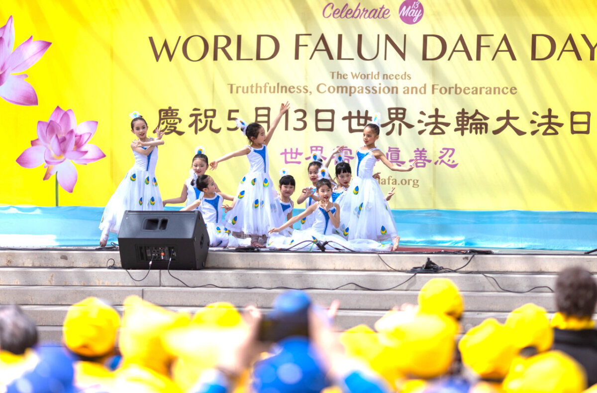 Các tiểu học viên Pháp Luân Công biểu diễn các điệu múa truyền thống Trung Hoa bên ngoài Tòa thị chính Toronto hôm 11/05/2024, nhân dịp kỷ niệm Ngày Pháp Luân Đại Pháp Thế giới lần thứ 32. (Ảnh: Alex Gurevich/The Epoch Times)