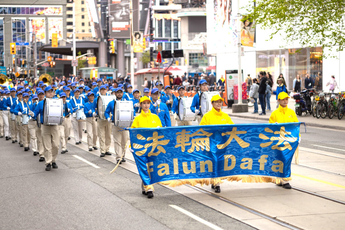 Các học viên Pháp Luân Công diễn hành qua trung tâm thành phố Toronto hôm 11/05/2024, kỷ niệm Ngày Pháp Luân Đại Pháp Thế giới lần thứ 32. (Ảnh: Alex Gurevich/The Epoch Times)