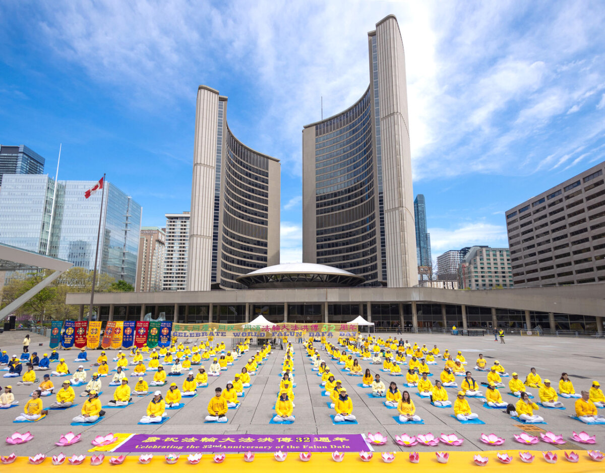 Các học viên Pháp Luân Công trình diễn các bài công pháp bên ngoài Tòa thị chính Toronto hôm 11/05/2024, nhằm kỷ niệm Ngày Pháp Luân Đại Pháp Thế giới lần thứ 32. (Ảnh: Alex Gurevich/The Epoch Times)