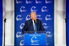Cựu Tổng thống Donald Trump, hiện là ứng cử viên tổng thống của Đảng Cộng Hòa, trình bày tại Liên minh Do Thái của Đảng Cộng Hòa ở Las Vegas, vào ngày 28/10/2023. (Ảnh: Madalina Vasiliu/The Epoch Times)