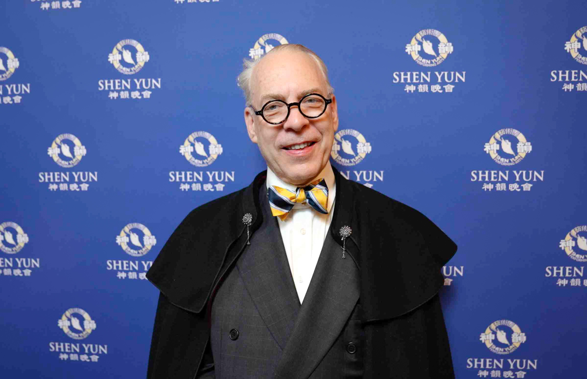 Ông Jeffrey Tucker thưởng thức Nghệ thuật Biểu diễn Shen Yun tại Nhà hát Palace ở thành phố Stamford, tiểu bang Connecticut hôm 11/05/2024. (Ảnh: Đài truyền hình NTD)