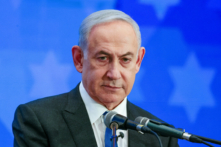 Thủ tướng Israel Benjamin Netanyahu đọc bài diễn văn tại Hội nghị Chủ tịch các Tổ chức Do Thái Lớn ở Mỹ quốc, trong bối cảnh cuộc xung đột giữa Israel và nhóm khủng bố Hamas vẫn đang diễn ra, tại Jerusalem hôm 18/02/2024. (Ảnh: Ronen Zvulun/Reuters)