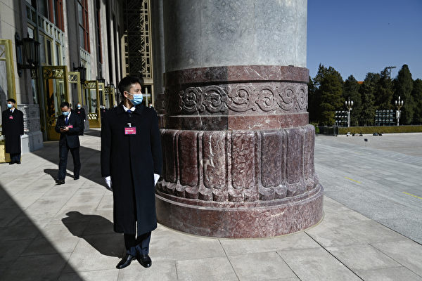 Lực lượng an ninh được nhìn thấy trước Phiên họp Toàn thể lần thứ Hai của Đại hội Đại biểu Nhân dân Toàn quốc (NPC) lần thứ 14 tại Đại lễ đường Nhân dân ở Bắc Kinh, hôm 08/03/2024. (Ảnh: Pedro Pardo/AFP qua Getty Images)