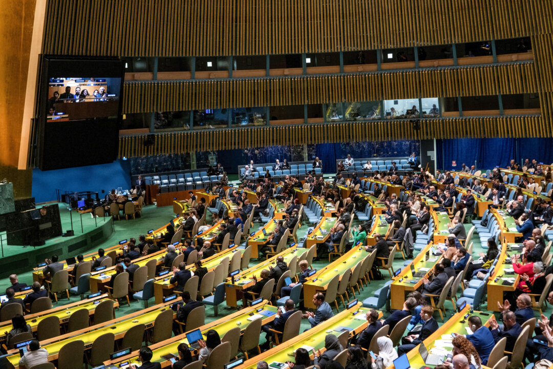 Các đại biểu phản ứng với kết quả bỏ phiếu trong cuộc bỏ phiếu của Đại Hội đồng Liên Hiệp Quốc về dự thảo nghị quyết công nhận Lãnh thổ Palestine đủ điều kiện trở thành thành viên chính thức của Liên Hiệp Quốc, tại thành phố New York, hôm 10/05/2024. (Ảnh: Eduardo Munoz/Reuters)