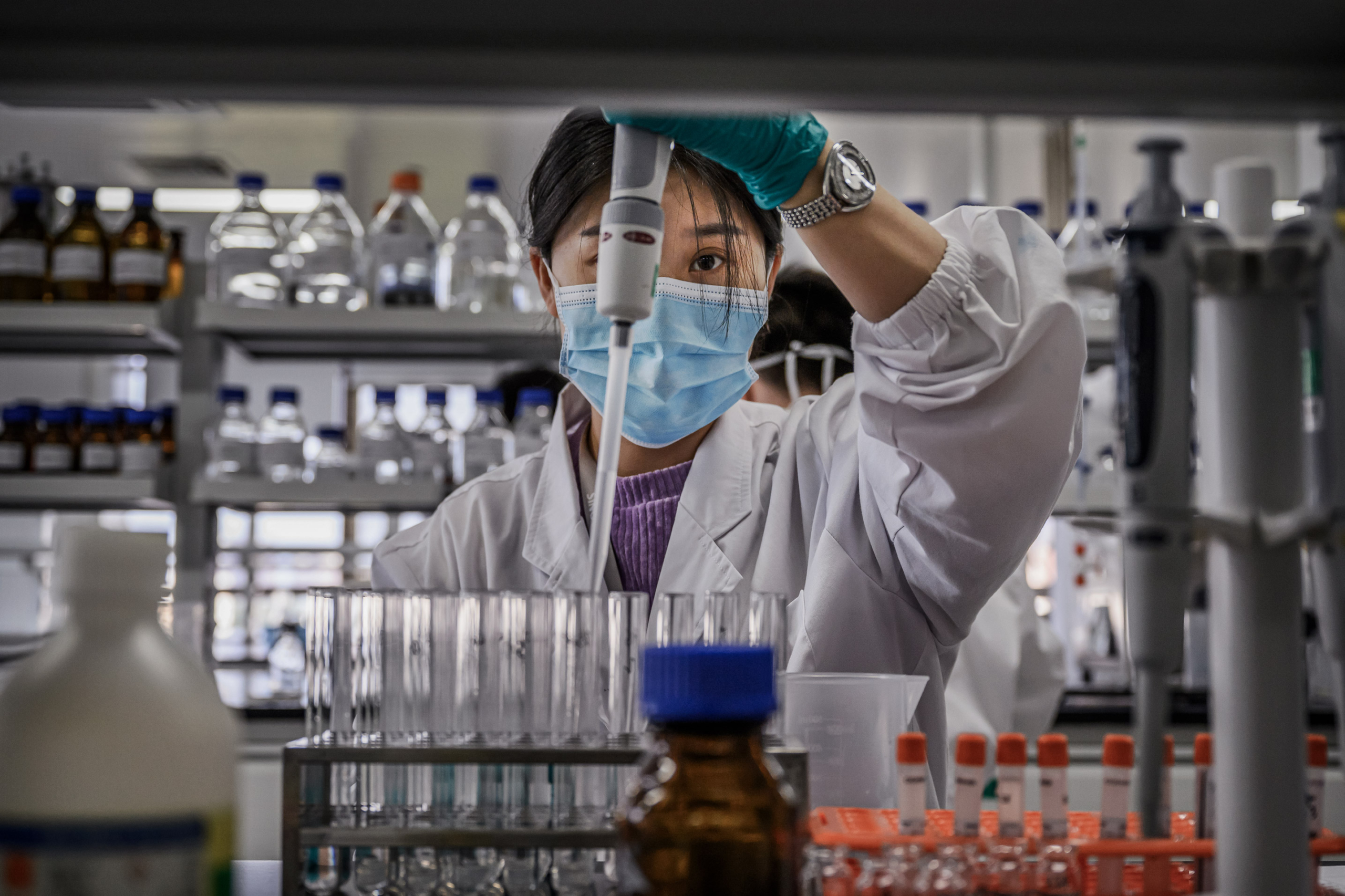 Một kỹ thuật viên làm việc trong một phòng thí nghiệm tại Sinovac Biotech, nơi công ty này sản xuất vaccine có tiềm năng chống COVID-19, CoronaVac, tại Bắc Kinh vào ngày 24/09/2020. (Ảnh: Kevin Frayer/Getty Images)