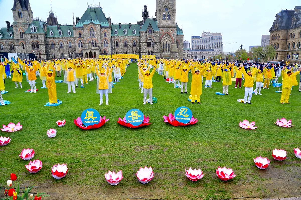 Các học viên Pháp Luân Công biểu diễn một bài tập thiền định trong lễ kỷ niệm Ngày Pháp Luân Đại Pháp trên Parliament Hill ở Ottawa, Canada, hôm 08/05/2024. (Ảnh: Jonathan Ren/The Epoch Times)