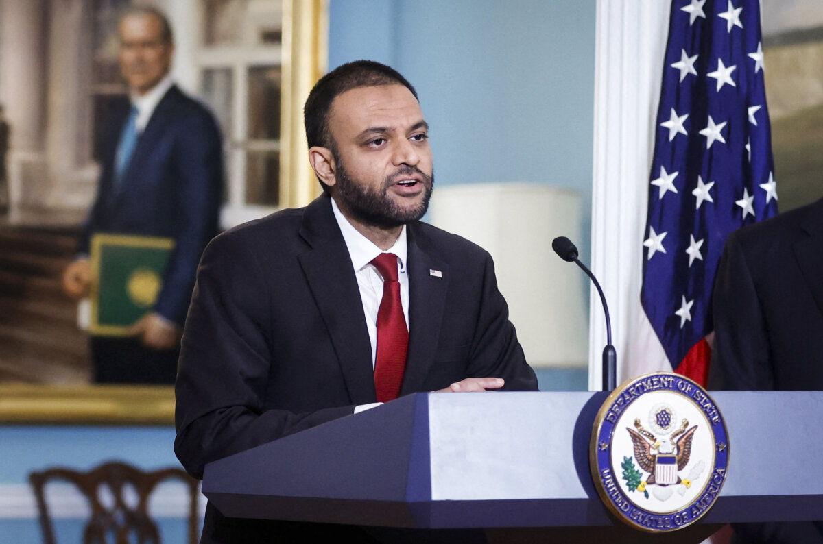 Đại sứ lưu động về Tự do Tôn giáo Rashad Hussain trình bày về việc công bố Báo cáo Tự do Tôn giáo Quốc tế tại Bộ Ngoại giao ở Hoa Thịnh Đốn, vào ngày 15/05/2023. (Ảnh: Jonathan Ernst/AFP qua Getty Images)