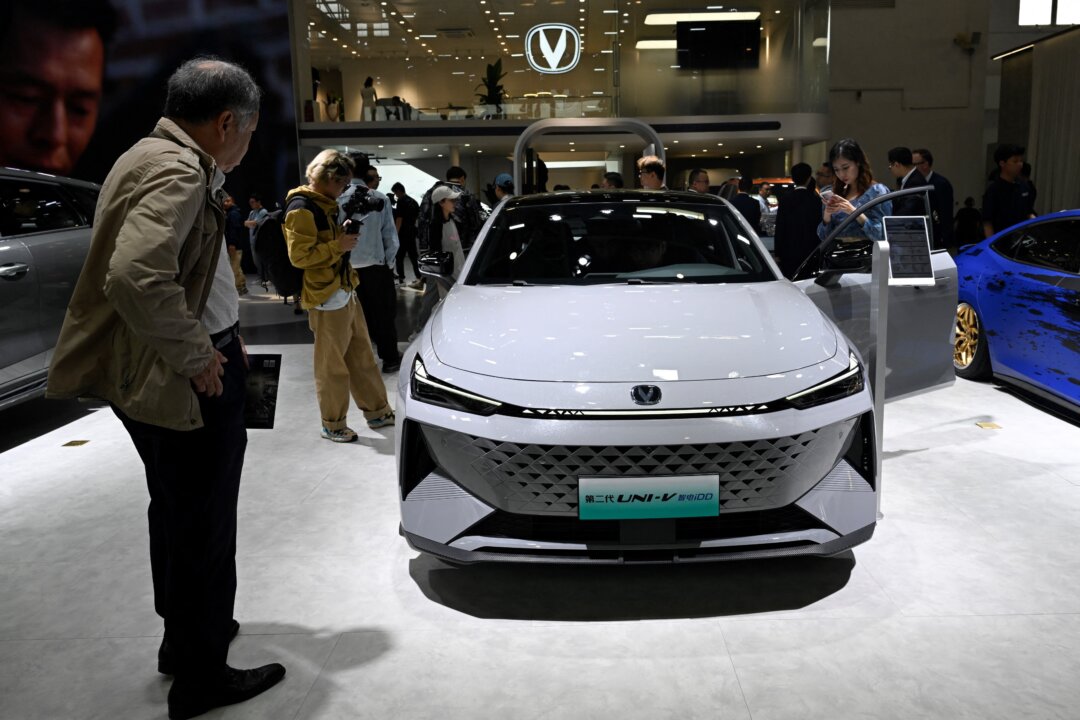 Một chiếc xe mẫu Trường An UNI-V được trưng bày tại Triển lãm xe hơi Bắc Kinh, hôm 26/04/2024. (Ảnh: Wang Zhao/AFP qua Getty Images)