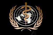 Logo của Tổ chức Y tế Thế giới (WHO) được nhìn thấy ở lối vào trụ sở chính của tổ chức này tại Geneva, Thụy Sĩ, vào ngày 09/03/2020. (Ảnh: Fabrice Coffrini/AFP qua Getty Images)