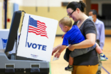 Một cử tri cùng con bỏ phiếu trong cuộc bầu cử sơ bộ giữa kỳ tại một điểm bỏ phiếu trong Trường tiểu học Rose Hill ở Alexandria, Virginia, vào ngày 21/06/2022. (Ảnh: Alex Wong/Getty Images)