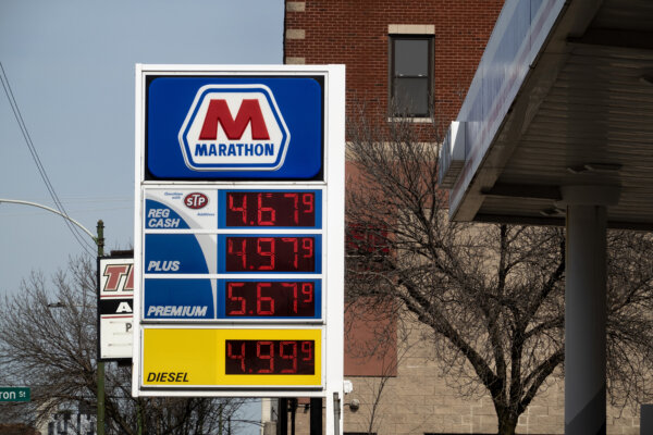 Giá xăng tại một trạm xăng ở Chicago hôm 12/03/2024. (Ảnh: Scott Olson/Getty Images)