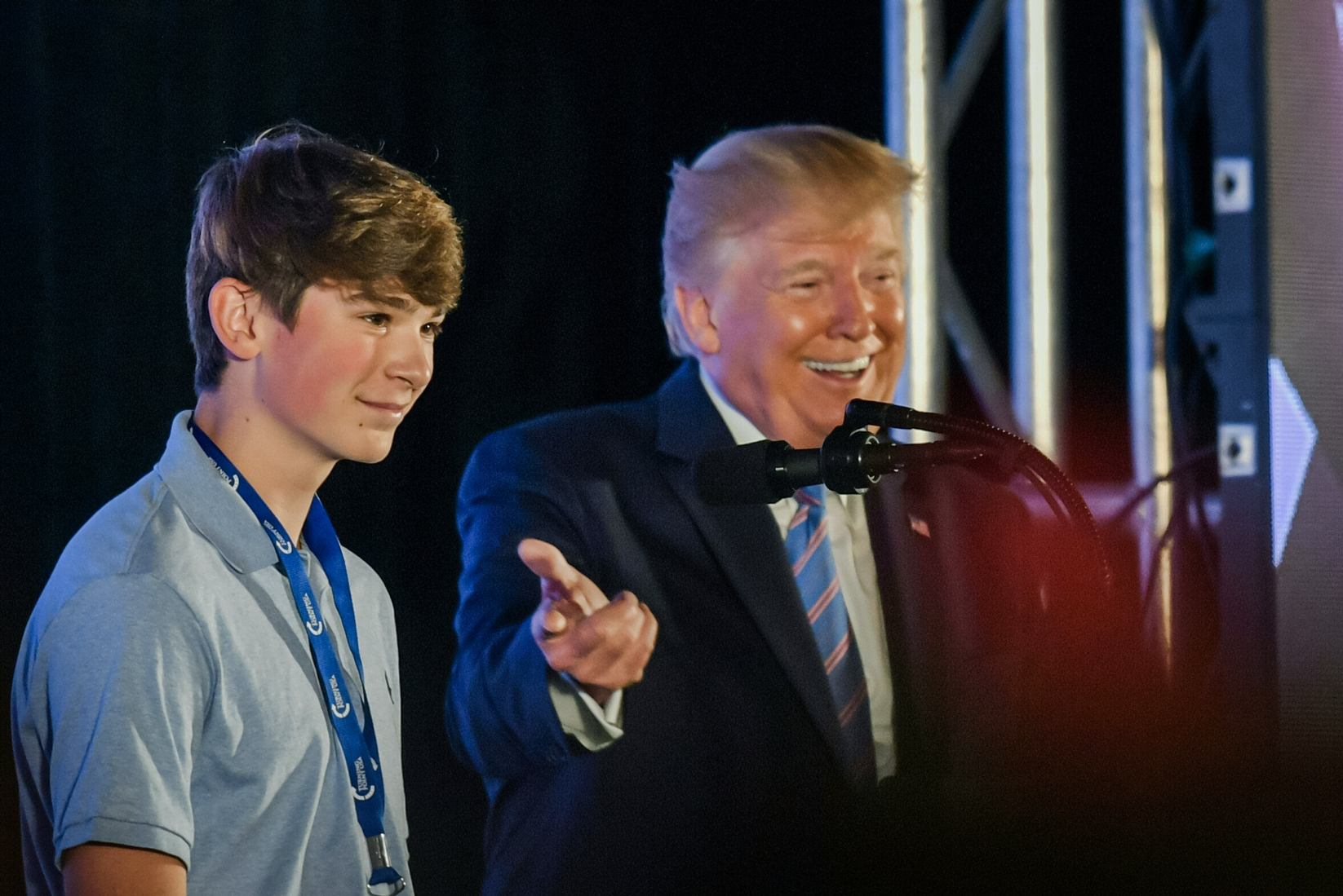 Tổng thống Donald Trump đứng cùng một sinh viên trên sân khấu trong một sự kiện của Turning Point USA ở Hoa Thịnh Đốn vào ngày 23/07/2019. (Ảnh: Nicholas Kamm/AFP qua Getty Images)