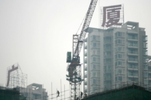 Một lao động di cư dựng giàn giáo tại một công trường xây dựng hôm 13/01/2007 tại thành phố Trùng Khánh, Trung Quốc. (Ảnh: China Photos/Getty Images)