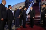 Trong bức ảnh chụp chung này do hãng thông tấn nhà nước Nga Sputnik phát hành, Tổng thống Nga Vladimir Putin được các quan chức Trung Quốc chào đón khi ông đến Phi trường Quốc tế Thủ đô Bắc Kinh ở Bắc Kinh, hôm 16/05/2024. (Ảnh: Alexander Ryumin/POOL/AFP qua Getty Images)
