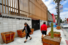 Những chậu cây xương rồng bên ngoài Liên đoàn Trợ giúp Los Angeles trên Đại lộ Sunset hôm 14/05/2024. (Ảnh: Jill McLaughlin/The Epoch Times)