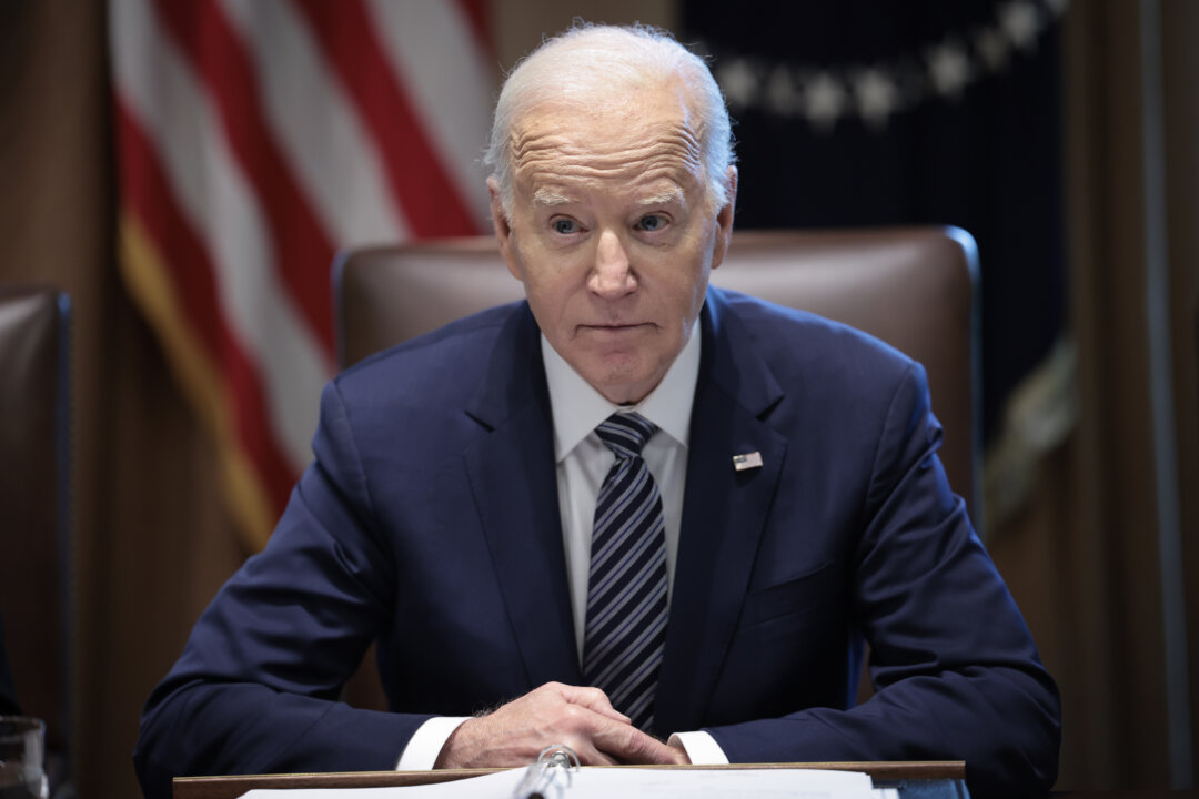 Tổng thống Joe Biden nói chuyện trong cuộc gặp với các Tham mưu trưởng Liên quân và Chỉ huy Chiến đấu trong Phòng Nội các của Tòa Bạch Ốc ở Hoa Thịnh Đốn, hôm 15/05/2024. (Ảnh: Win McNamee/Getty Images)