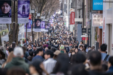 Người dân đi bộ qua phố mua sắm Omotesando ở Tokyo, hôm 17/03/2024. (Ảnh: Yuichi Yamazaki/AFP)