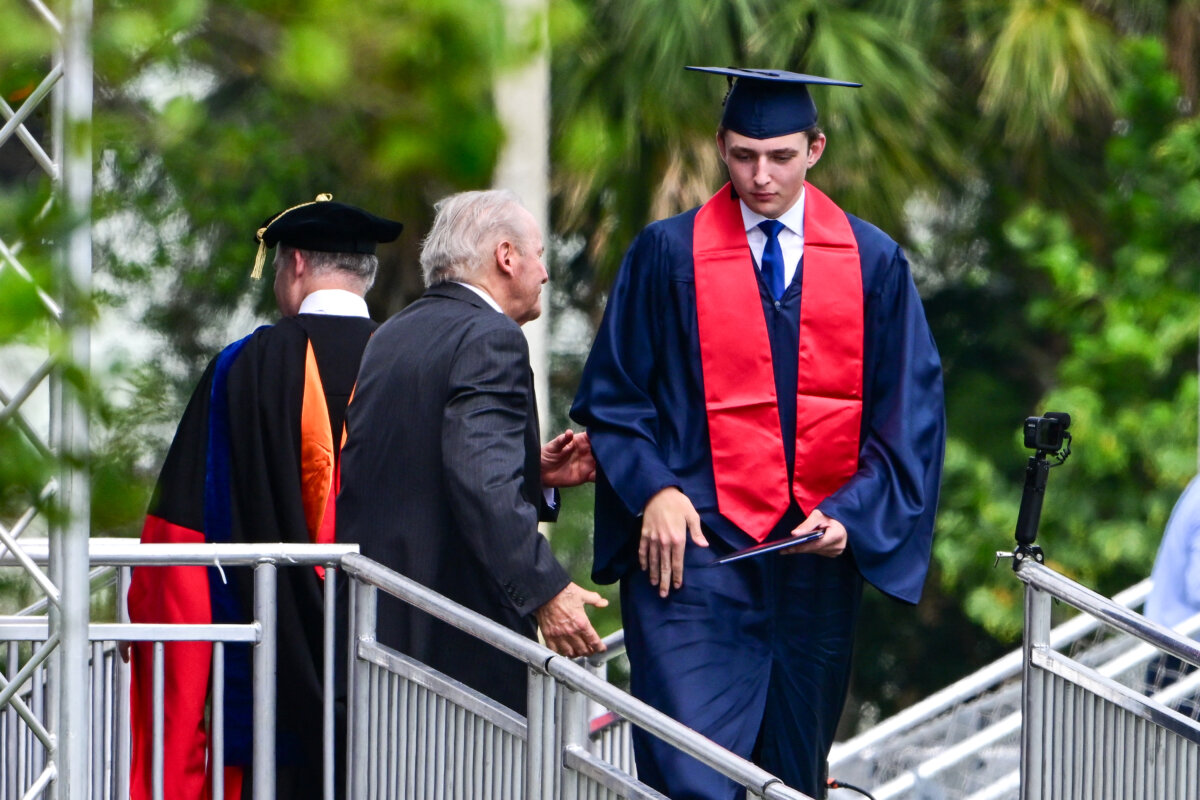 Anh Barron Trump, con trai của cựu Tổng thống Donald Trump và cựu Đệ nhất Phu nhân Melania Trump, tham gia lễ tốt nghiệp tại Học viện Oxbridge ở Palm Beach, Florida, hôm 17/05/2024. (Ảnh: Giorgio Viera/AFP qua Getty Images)