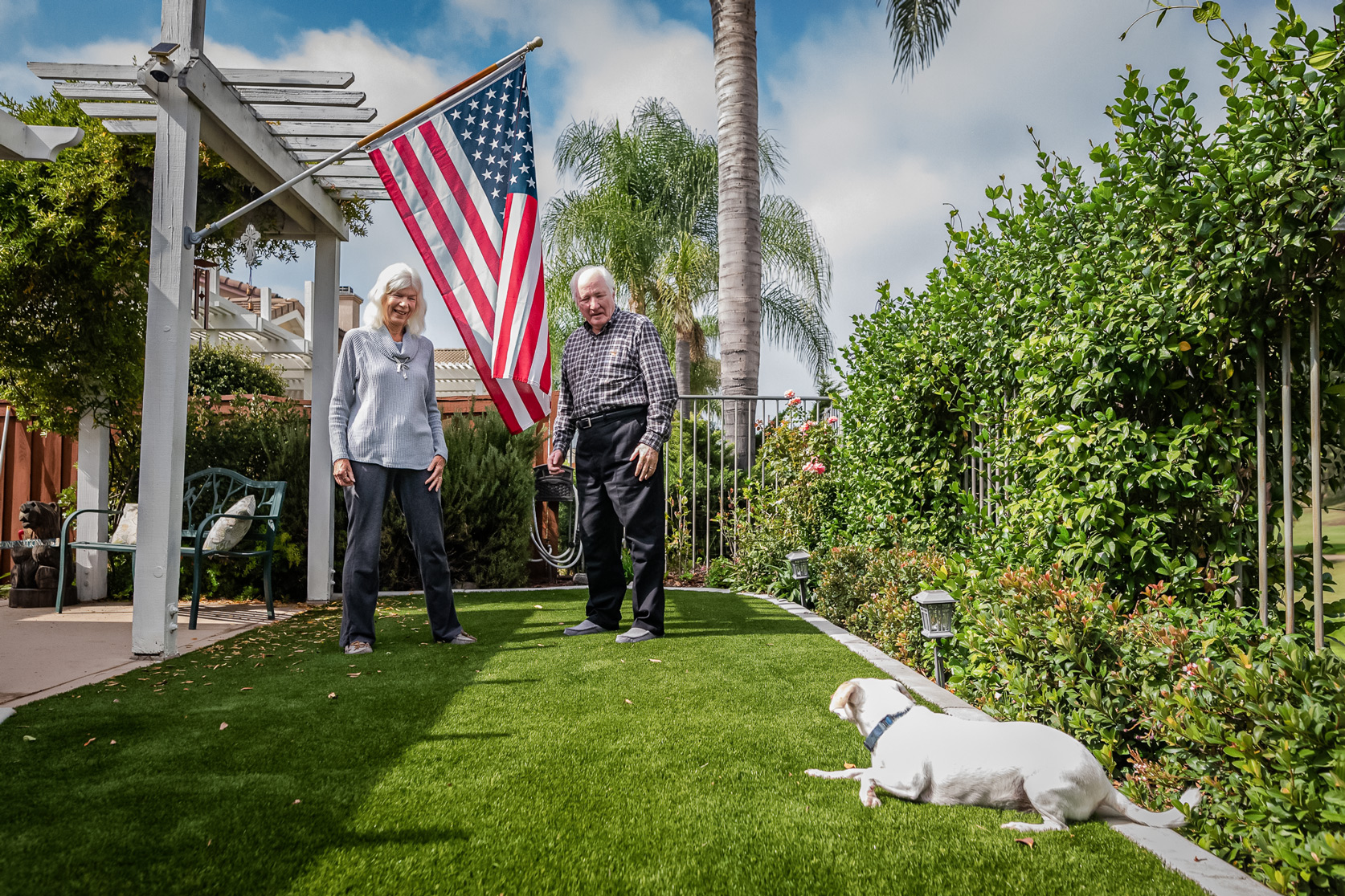 Ông Dennis O'Connor cùng vợ, bà Christy O'Connor tại nhà của họ ở Temecula, California, vào hôm 12/10/2022. (Ảnh: John Fredricks/The Epoch Times)