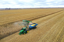 Công nhân từ Trang trại Pinicon thu hoạch bắp gần McIntire, Iowa, vào ngày 31/10/2023. (Ảnh: Scott Olson/Getty Images)