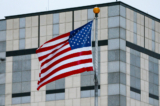 Một lá cờ tung bay trong gió tại đại sứ quán Hoa Kỳ trong một bức ảnh tư liệu. (Ảnh: Gleb Garanich/Reuters)