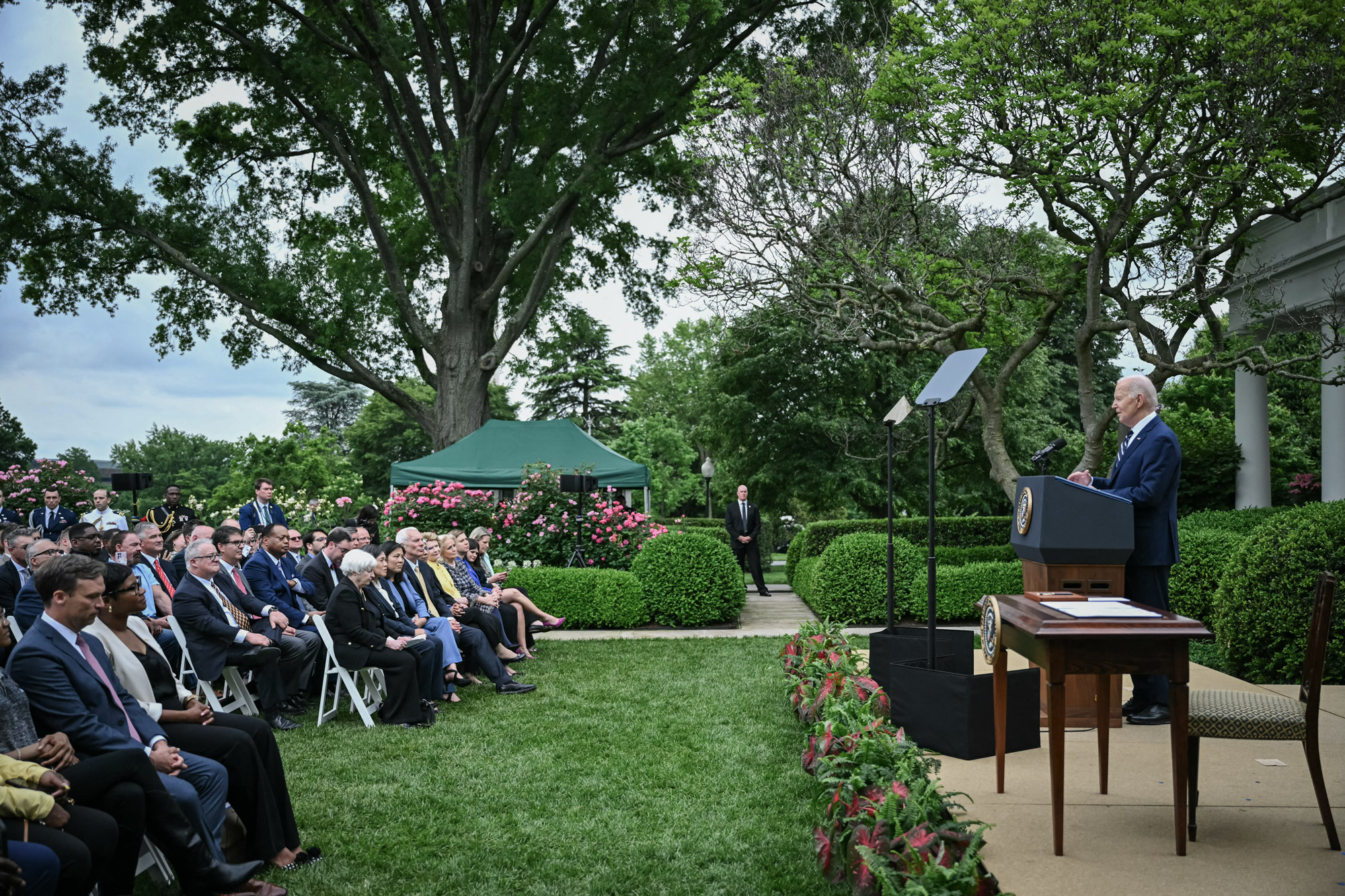Tổng thống Joe Biden công bố các hành động mới nhằm bảo vệ người lao động và doanh nghiệp Hoa Kỳ khỏi các hoạt động thương mại không công bằng của Trung Quốc, tại Vườn Hồng của Tòa Bạch Ốc hôm 14/05/2024. (Ảnh: Mandel Ngân/AFP qua Getty Images)